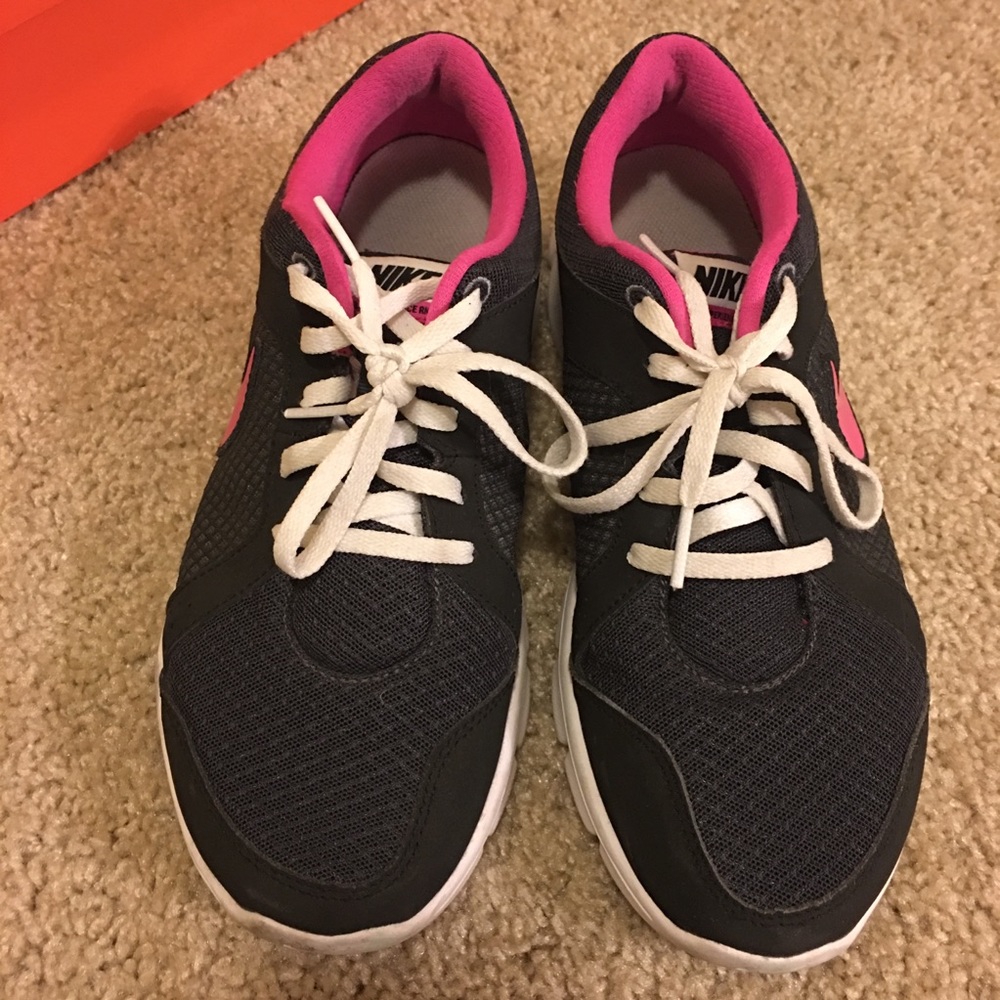 ❤️SOLD❤️Nike pink/Black Sneaker- US 7Y